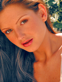 babes model Sandra Shine